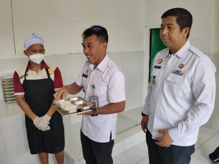" SAJIKAN MAKANAN SEHAT BAGI WBP NYA LAPAS PANGKALAN BUN TIDAK KALAH DENGAN RUMAH MAKAN "