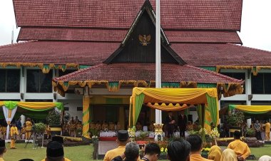 " GUBERNUR KALIMANTAN TENGAH SUGIANTO SABRAN PIMPIN UPACARA HARI JADI KOTAWARINGIN BARAT KE-65 : SERUKAN FOKUS PEMBANGUNAN INKLUSIF DAN PENINGKATAN PAD MENJADI SOROTAN "