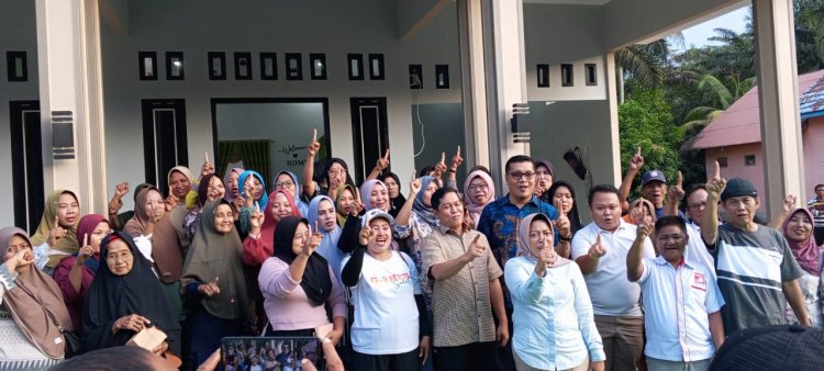 " ANTUSIAS KAUM IBU-IBU PADA KAMPANYE DIALOGIS RAHMAT HIDAYAT DI DESA SUNGAI PAKIT " 