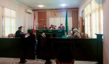 " TIGA SAKSI KUNCI DIHADIRKAN JAKSA PENUNTUT UMUM ANCAMAN HUKUMAN BERAT MENGINTAI KADES AMIN JAYA PADA SIDANG KEDUA YANG DIGELAR DI PN I B PANGKALAN BUN " 