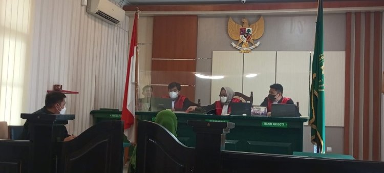 " PENGADILAN NEGERI PANGKALAN BUN GELAR SIDANG PERDANA  PEMALSUAN IJAZAH KADES AMIN JAYA : TERDAKWA TERLIHAT PASRAH DAN SIDANG MOLOR HINGGA 3 JAM " 