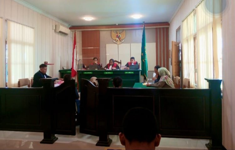 " TIGA SAKSI KUNCI DIHADIRKAN JAKSA PENUNTUT UMUM ANCAMAN HUKUMAN BERAT MENGINTAI KADES AMIN JAYA PADA SIDANG KEDUA YANG DIGELAR DI PN I B PANGKALAN BUN " 