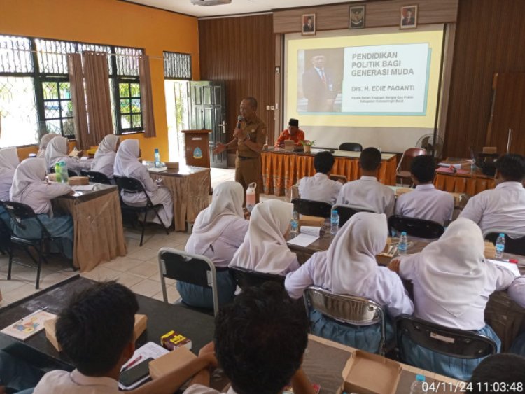 " KESBANGPOL KOBAR BENTUK GENERASI MUDA BERINTEGRITAS LEWAT SOSIALISASI POLITIK DI SMAN 2 KUMAI " 