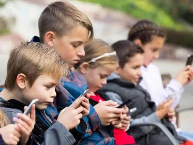 " GENERASI MUDA TERLINDUNGI : 7 NEGARA YANG MEMBATASI ANAK-ANAK BERMEDIA SOSIAL, APAKAH INDONESIA AKAN MENYUSUL? "