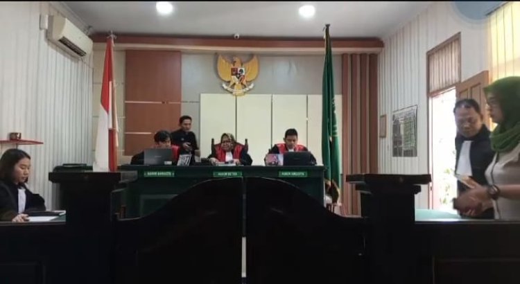 " SIDANG KILAT SRI WAHYUNI : DUA MENIT YANG MENGGUNCANG, HUKUM SERIUS ATAU SEKEDAR RITUAL PROSEDURAL " 