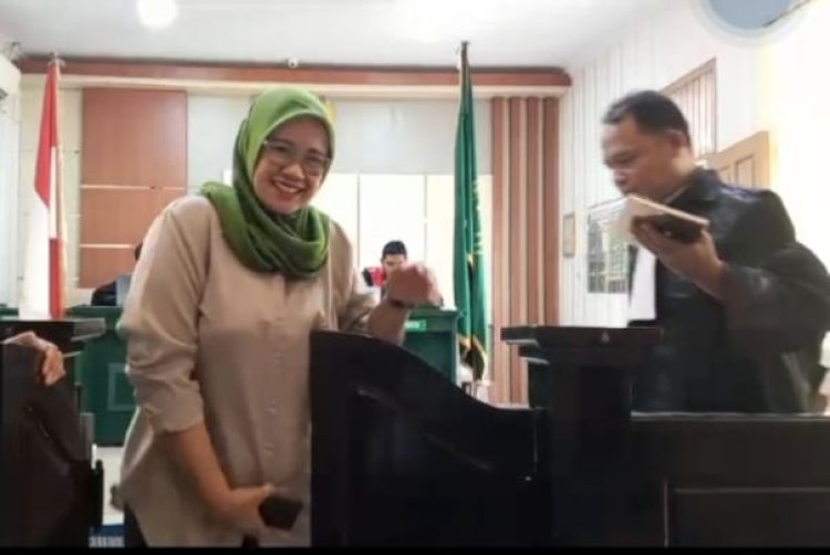 " TERDAKWA PEMALSUAN IJAZAH SRI WAHYUNI MASIH BERKUASA, HUKUM ATAU HIBURAN DI MEJA PERADILAN? " 