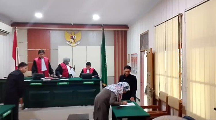" VONIS RINGAN KASUS PEMALSUAN SURAT IJAZAH : SRI WAHYUNI DIJATUHI HUKUMAN 5 BULAN PENJARA OLEH PENGADILAN NEGERI PANGKALAN BUN " 