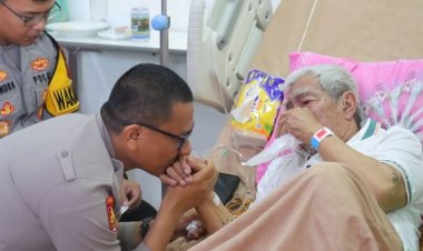 " KAPOLRES KOBAR BESUK AMA PANGERAN MUASJIDINSYAH : BENTUK KEPEDULIAN DAN PENGHORMATAN UNTUK TOKOH MASYARAKAT " 