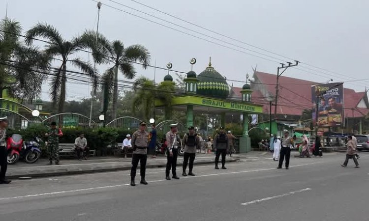 " POLRES KOBAR TERJUNKAN RATUSAN PERSONEL UNTUK AMANKAN SHOLAT IDUL FITRI 1446 H, PASTIKAN KENYAMANAN UMAT MUSLIM BERIBADAH TANPA GANGGUAN " 