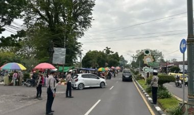 " LONJAKAN PEZIARAH DI TPU SKIP, POLRES KOBAR PERKETAT PENGAMANAN DAN ATUR LALU LINTAS : ANTISIPASI KEMACETAN DAN KRIMINALITAS " 