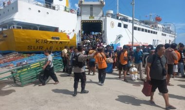 " 870 PENUMPANG KM KIRANA DISAMBUT ARMADA PENGAMANAN: PERSONEL GABUNGAN POSYAN OPS KETUPAT KAWAL ARUS BALIK LEBARAN DI PELABUHAN PANGLIMA UTAR KUMAI "