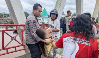 " DETIK-DETIK MENEGANGKAN DI JEMBATAN KAHAYAN: AKSI POLRESTA PALANGKA RAYA SELAMATKAN WANITA DARI AMBANG KEMATIAN " 