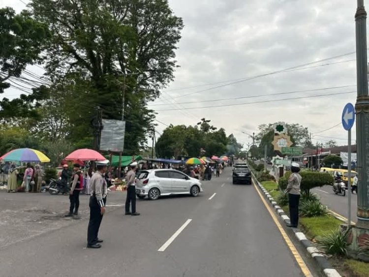 " LONJAKAN PEZIARAH DI TPU SKIP, POLRES KOBAR PERKETAT PENGAMANAN DAN ATUR LALU LINTAS : ANTISIPASI KEMACETAN DAN KRIMINALITAS " 