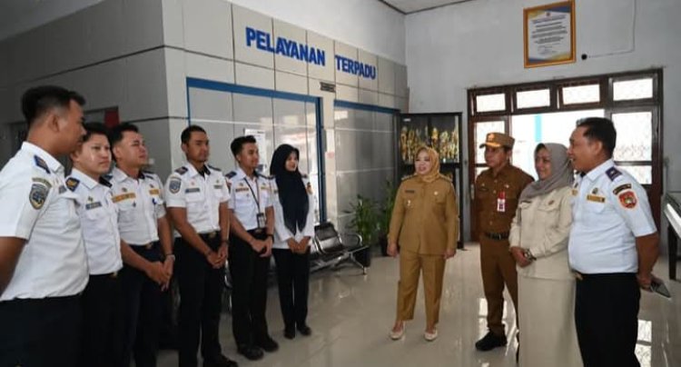 " KUNJUNGAN MARATON BUPATI DAN WAKIL BUPATI KOBAR PASTIKAN LAYANAN PUBLIK SIAP MELAJU SEJAK HARI PERTAMA KERJA ”