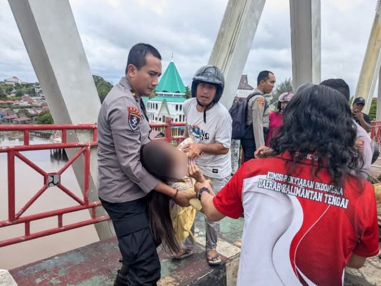 " DETIK-DETIK MENEGANGKAN DI JEMBATAN KAHAYAN: AKSI POLRESTA PALANGKA RAYA SELAMATKAN WANITA DARI AMBANG KEMATIAN " 