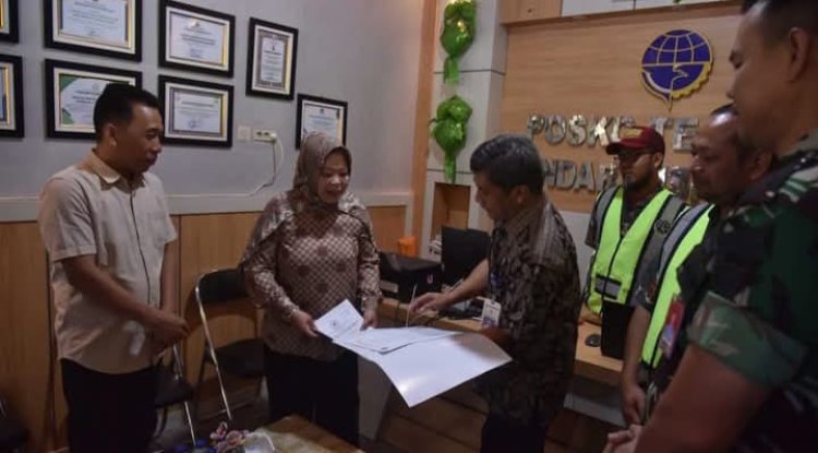 " PASTIKAN KEAMANAN DAN KENYAMANAN ARUS BALIK LEBARAN, BUPATI KOBAR Hj. NURHIDAYAH TINJAU LANGSUNG BANDARA ISKANDAR " 