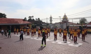 " BANGUN ENERGI POSITIF, SATUKAN LANGKAH DALAM KEBUGARAN : POLRES KOBAR GELORAKAN SEMANGAT MELAYANI LEWAT OLAHRAGA JUMAT CERIA " 