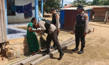 " POLSEK ARUTA HADIRKAN KEPEDULIAN DAN CINTA KASIH LEWAT 50 PAKET SEMBAKO UNTUK WARGA KURANG MAMPU DI PANGKUT " 