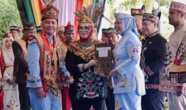 " BUPATI KOBAR HADIRI UPACARA PERINGATAN HARI JADI KALTENG KE-68 : TEGASKAN KOMITMEN BERSATU MENYONGSONG INDONESIA EMAS 2045 "