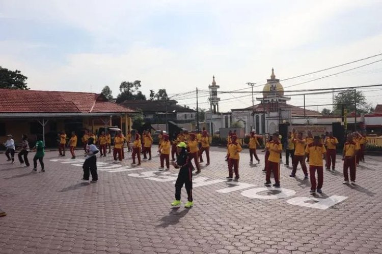 " BANGUN ENERGI POSITIF, SATUKAN LANGKAH DALAM KEBUGARAN : POLRES KOBAR GELORAKAN SEMANGAT MELAYANI LEWAT OLAHRAGA JUMAT CERIA " 