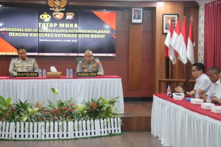 " TATAP MUKA BERMAKNA DI AULA SATYAHAPRABU : KAPOLRES KOBAR DORONG SAT INTELKAM JADI GARDA TERDEPAN PRESISI, AKP FRY MAYEDI SASTRAWAN APRESIASI LANGKAH KEPEMIMPINAN INSPIRATIF " 