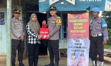 " BERSAMA RAKYAT, POLRI KUAT : POLSEK ARUTA BAGIKAN PULUHAN PAKET SEMBAKO KEPADA WARGA, TUMBUHKAN HARAPAN DI HARI BHAYANGKARA KE-79 " 