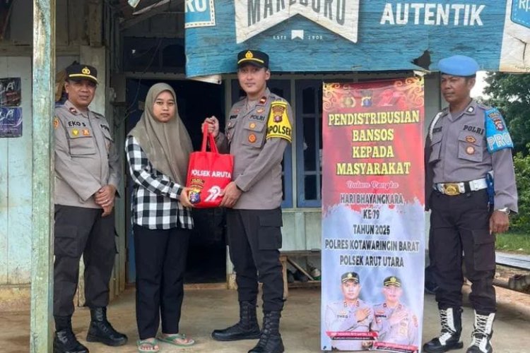 " BERSAMA RAKYAT, POLRI KUAT : POLSEK ARUTA BAGIKAN PULUHAN PAKET SEMBAKO KEPADA WARGA, TUMBUHKAN HARAPAN DI HARI BHAYANGKARA KE-79 " 