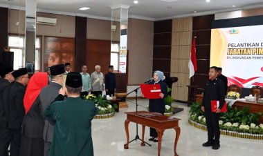 " BUPATI NURHIDAYAH GELAR PELANTIKAN ENAM JPTP : LAHIRKAN MESIN BARU MENUJU TRANSFORMASI PELAYANAN PUBLIK DI KOBAR " 